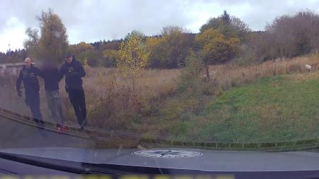 Cizinec s platným zákazem řízení prchal před policisty. Skončil ve vazbě